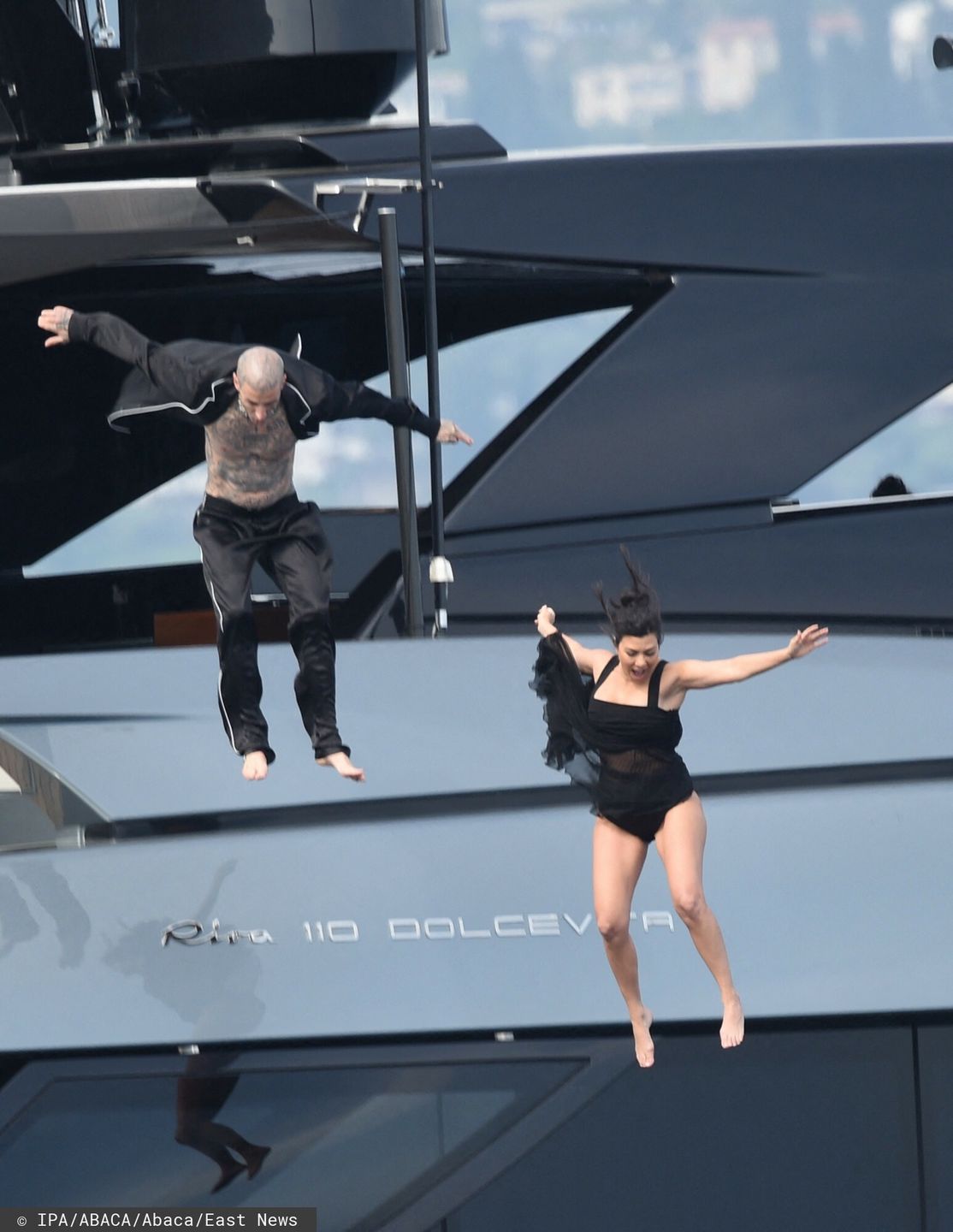 Kourtney Kardashian i Travis Barker pluskają się w morzu