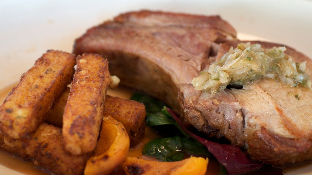 Pieczona peklowana szynka wieprzowa bez kości (mięso i tłuszcz) z dodatkiem naturalnego soku