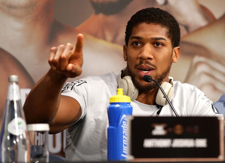 Anthony Joshua podczas konferencji prasowych broni Saudyjczyków.