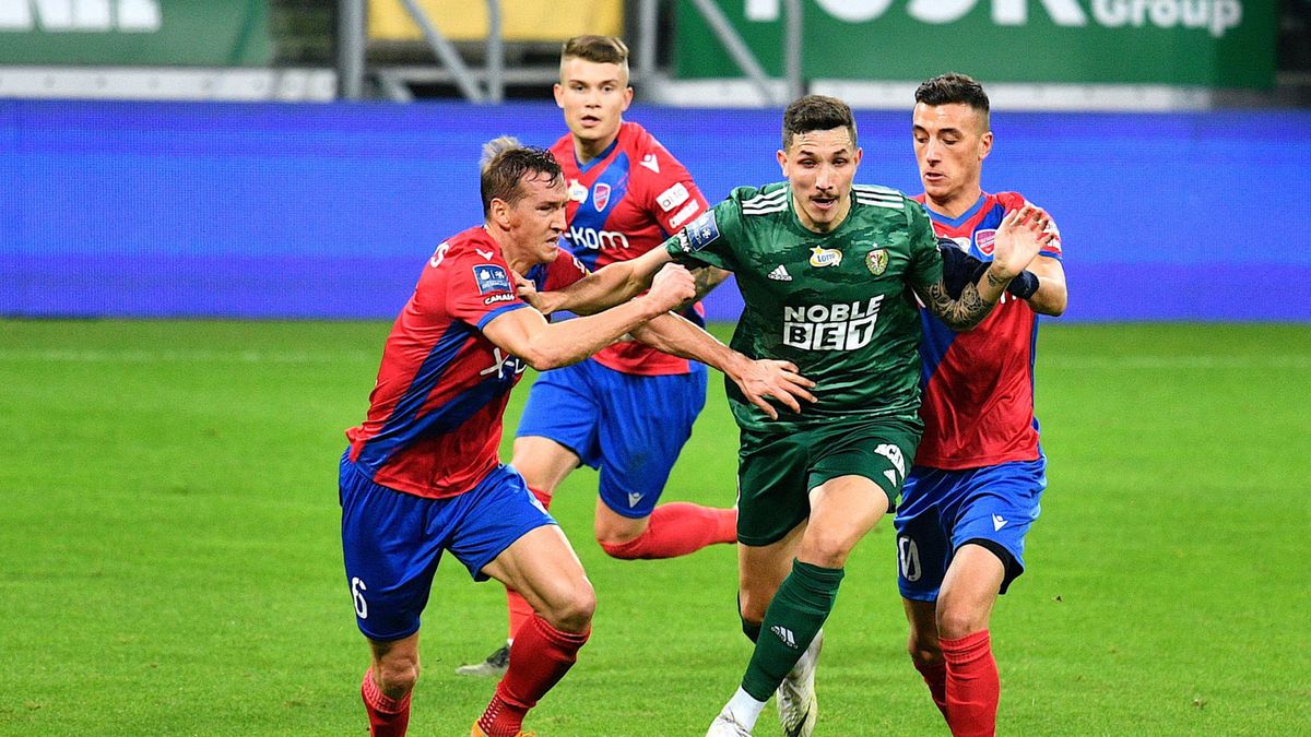 PAP / Sebastian Borowski / Na zdjęciu: Andrzej Niewulis, Erik Exposito i Igor Sapała walczą o piłkę