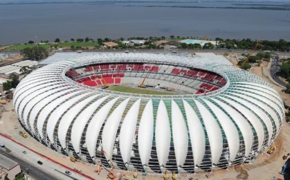 Przepłacone stadiony, niespełnione obietnice przed mundialem w Brazylii