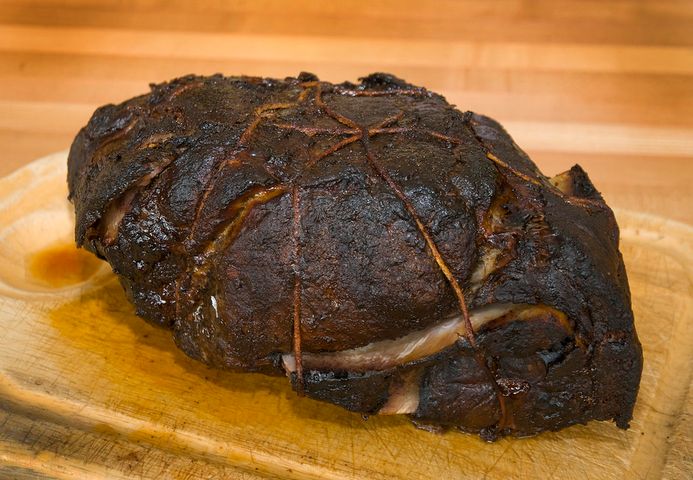 Pieczona peklowana szynka wieprzowa z kością (mięso i tłuszcz)