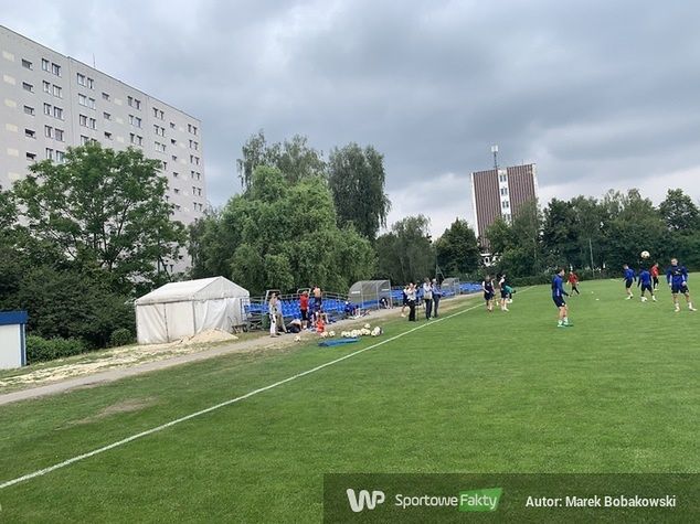 Waldemar Fornalik postanowił, że tuż przed meczem z BATE jego zespół będzie trenował na boisku przy ulicy Sokoła. Jak widać (po lewej) mieszkańcy tego bloku mają niezły punkt widokowy.