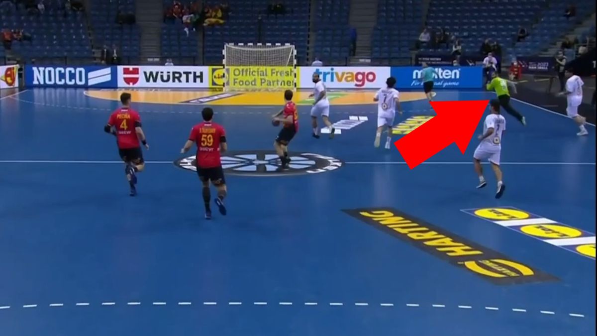 Materiały prasowe / Viaplay / Omid Sarpoushi szykuje się do obrony w meczu Iran - Hiszpania na MŚ w piłce ręcznej