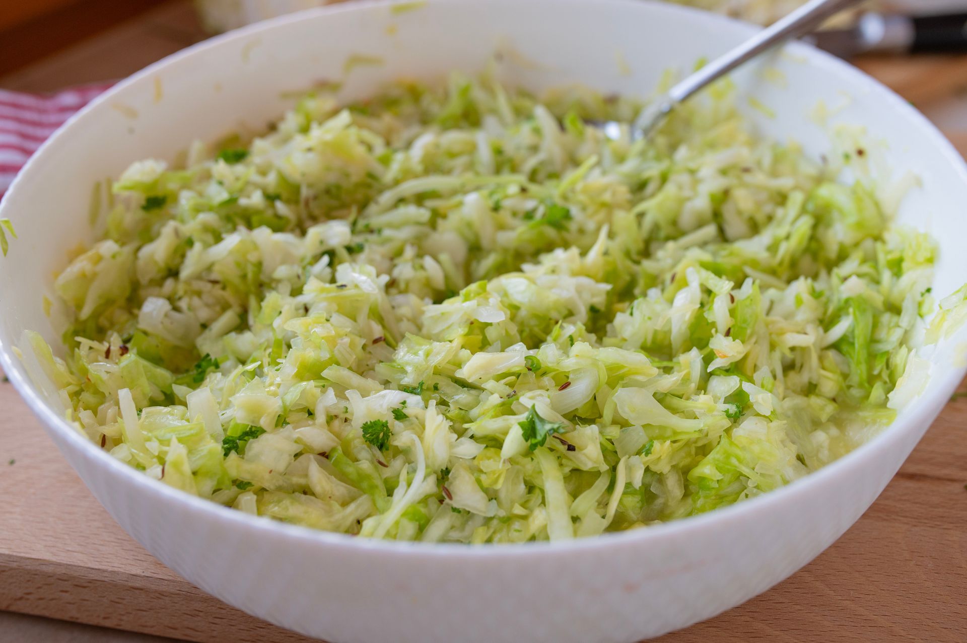 Nie zalewaj kapusty majonezem ani śmietaną. Zrób ją jak Niemcy i podaj do świątecznego obiadu