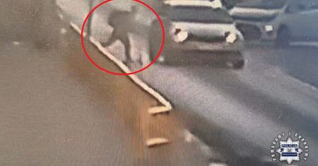 Wjechał hulajnogą w auto. Policja: "Każdy rodzic powinien zobaczyć"