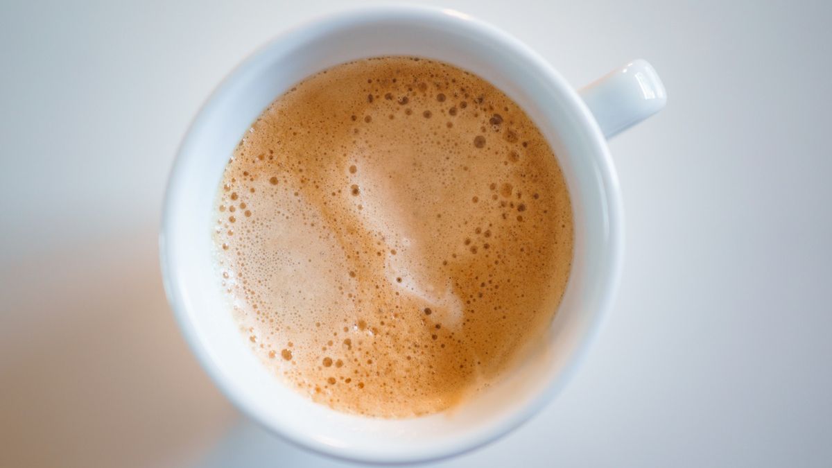 Kubek kawy z mlekiem i cukrem