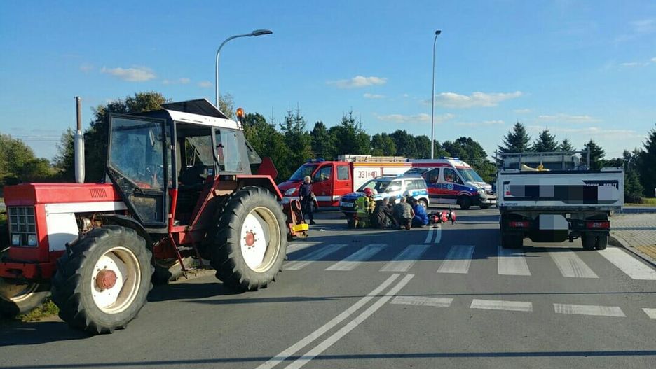  ciągnik przejechał po nogach poszkodowanej.