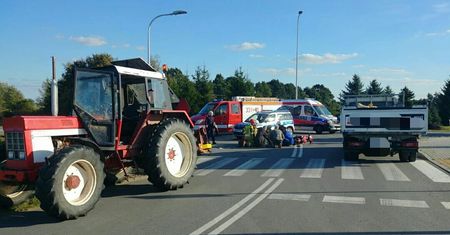 Motocyklistka potrącona przez ciągnik w Cedrach Małych. Lądował śmigłowiec LPR