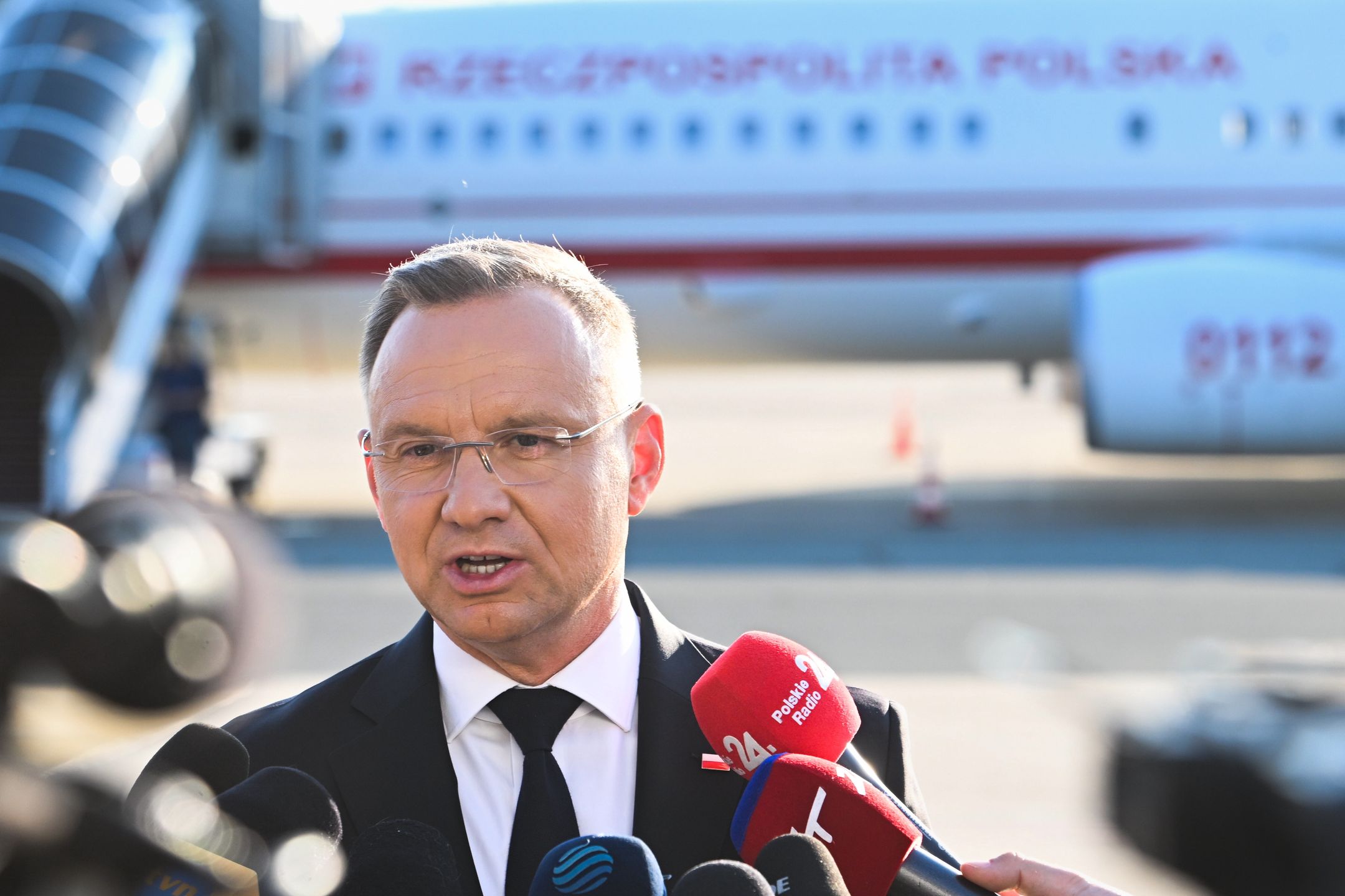 Warszawa, 08.07.2024. Prezydent RP Andrzej Duda podczas wypowiedzi dla mediów na lotnisku w Warszawie przed wylotem do Waszyngtonu, 8 bm. Prezydent RR Andrzej Duda weźmie udział w spotkaniu głów państw i szefów rządów państw NATO. (aldg) PAP/Radek Pietruszka