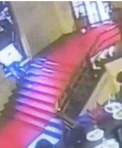 Fatalny wypadek. Włoski polityk rozbił głową zabytkowy witraż