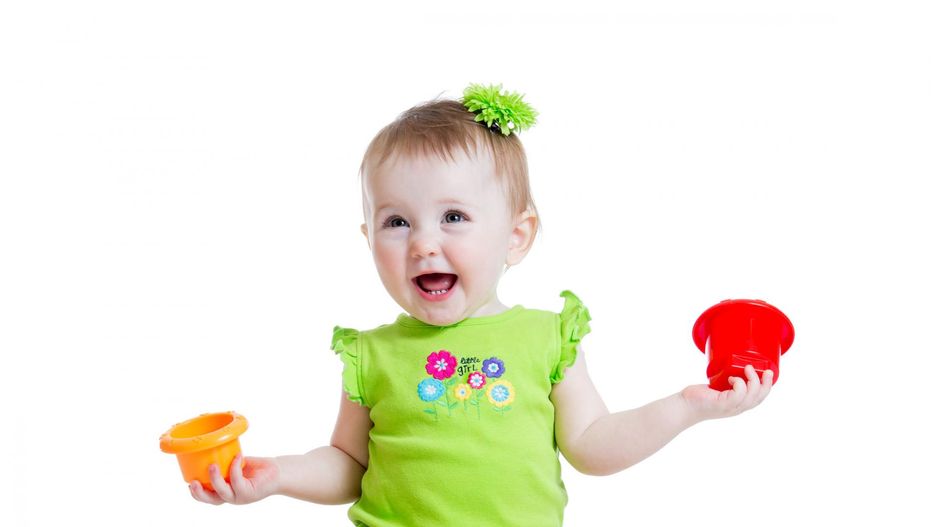 Dziecko bawi się zabawką