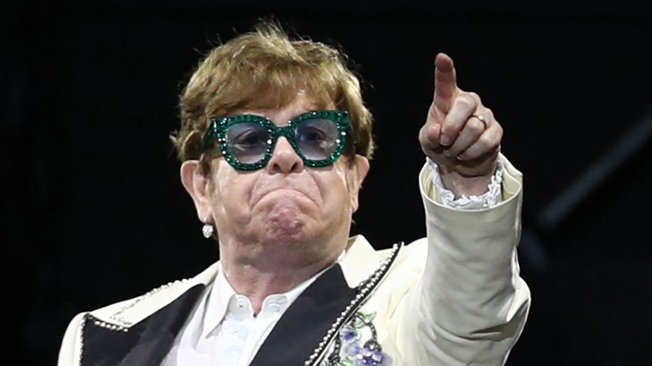 "Nie widzę choćby tekstu". Elton John przez chorobę traci wzrok. Podjął decyzję ws. nowej płyty