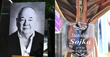 Na pogrzebie Soyki odczytano wzruszającą przemowę żony. "Zawsze szanowałam, że Twoja pierwsza żona i dzieci były w Twoim sercu"
