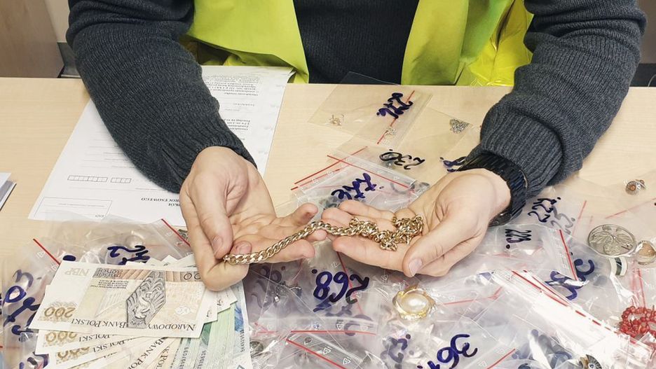 Ruda Śląska. Korepetytorka uczyła ich dziecko, a przy okazji iokradała. 