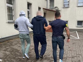 Koszalin: Policyjny nalot na mieszkanie 31-latka. Mężczyzna ukrywał ponad sześć kilogramów narkotyków