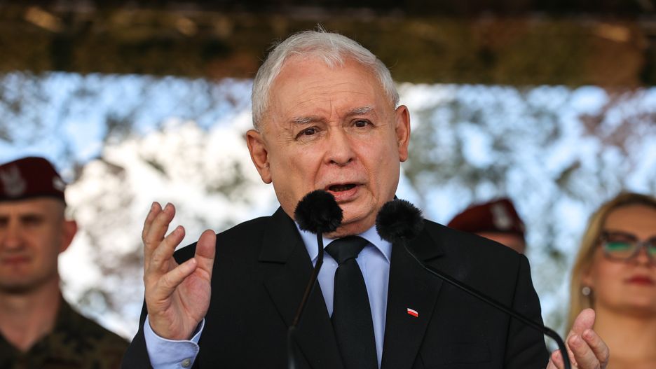 Uniejów, 14.08.2023. Wicepremier, prezes PiS Jarosław Kaczyński przemawia podczas pikniku wojskowego w Uniejowie, 14 bm. Trwają obchody rocznicy Bitwy Warszawskiej oraz Święta Wojska Polskiego, które w tym roku odbywają się pod hasłem "Silna Biało-Czerwona". (mr) PAP/Marian Zubrzycki