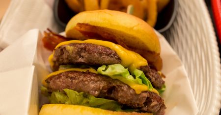 Podwójny cheeseburger z przyprawami i warzywami