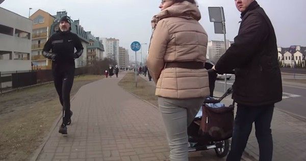 Rowerzysta przedziera się przez tłum pieszych na ścieżce - zobacz nagranie