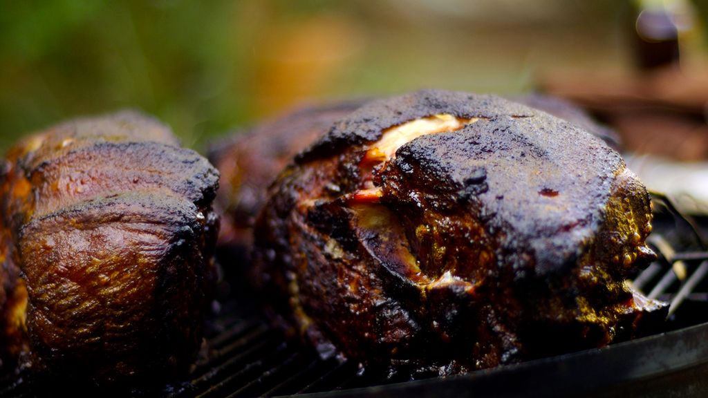 Pieczona peklowana szynka wieprzowa z kością (samo mięso)