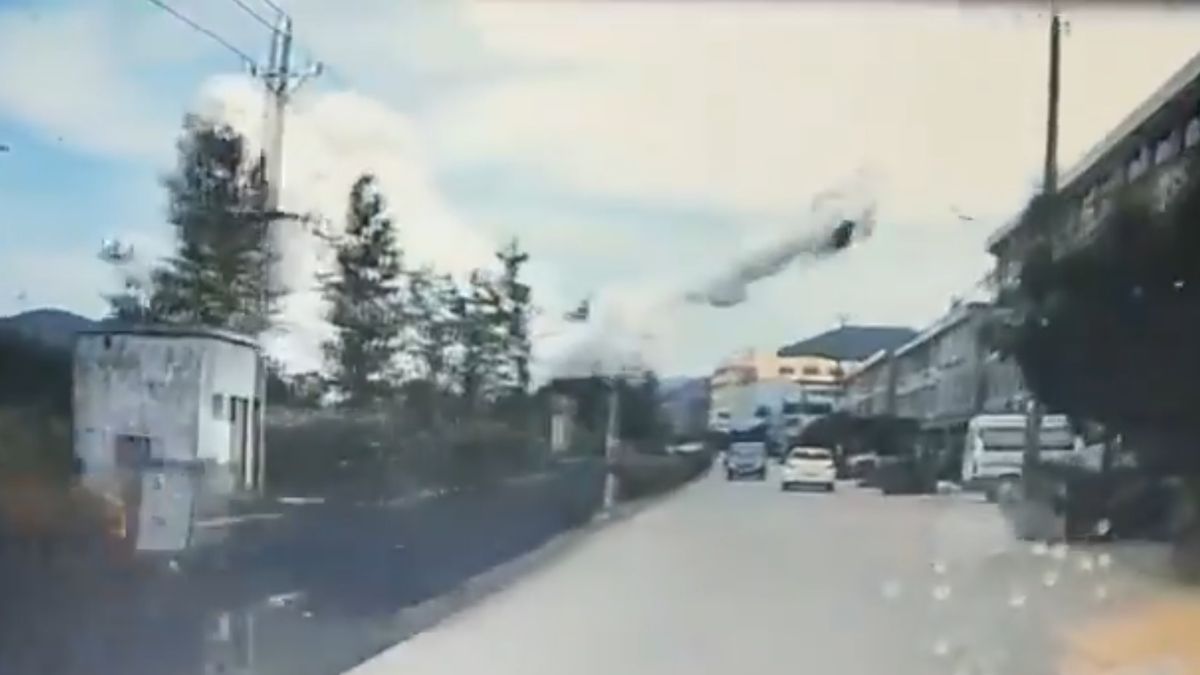 Fragment nagrania z momentu eksplozji. Widać obiekt wyrzucony siłą wybuchu.