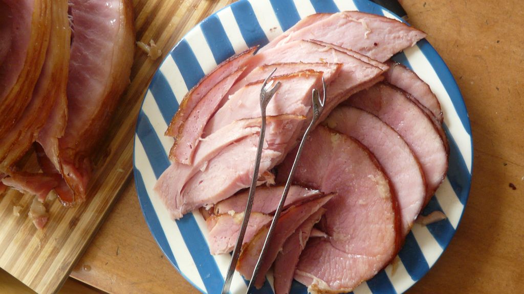 Peklowana szynka wieprzowa z kością (samo mięso), na zimno