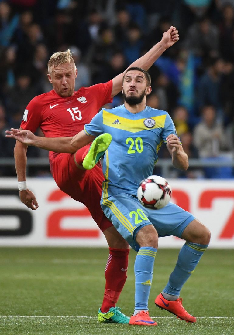 Kamil Glik (z lewej) w meczu z Kazachstanem