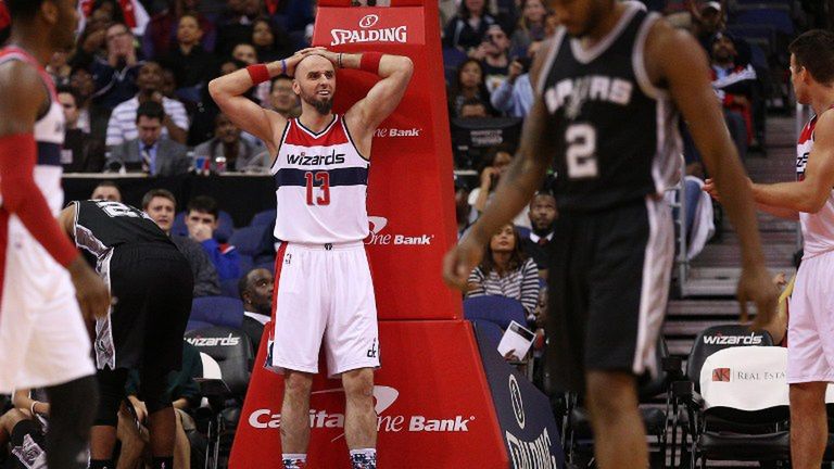 Marcin Gortat nie dowierza w decyzję sędziów po jednej z akcji w meczu z San Antonio Spurs