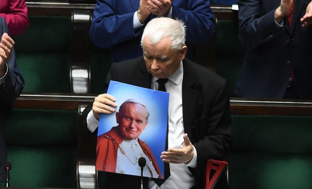Jan Paweł II jako polityczne złoto PiS. "Pomieszanie religii z polityką"
