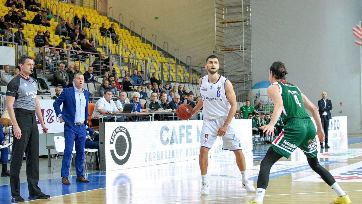 WP SportoweFakty / na zdjęciu: Jacek Jarecki (z piłką)