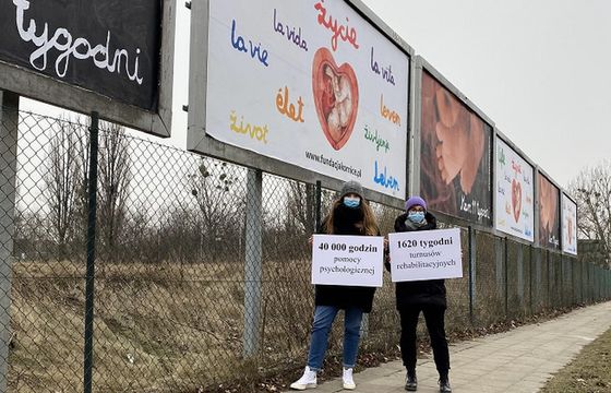 5,5 mln zł na antyaborcyjną kampanię billboardową z płodami i napisem "Kochajcie się mamo i tato"