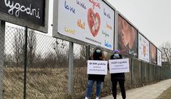 5,5 mln zł na antyaborcyjną kampanię billboardową z płodami i napisem "Kochajcie się mamo i tato"