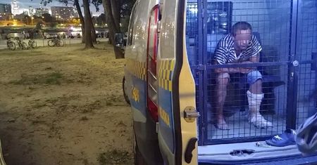 Warszawa. Ukrainiec groził ludziom na plaży zakrwawionym nożem