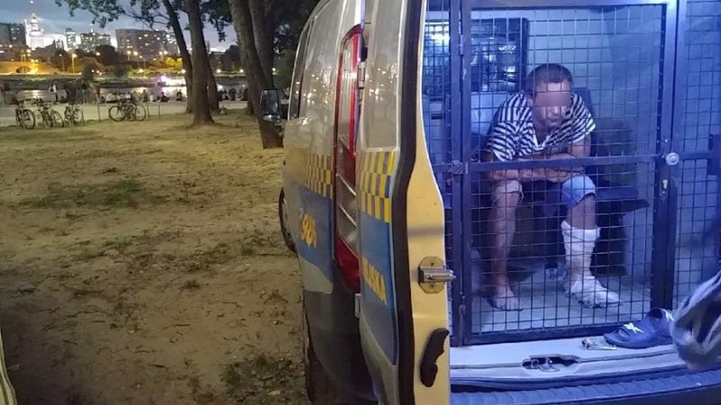 Warszawa. Służby zatrzymały nietrzeźwego mężczyznę, który groził ludziom zakrwawionym nożem (fot. Straż Miejska)