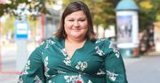 Dominika Gwit w modnej sukience plus size. Zestawiła ją z kurtką z ciemnego dżinsu