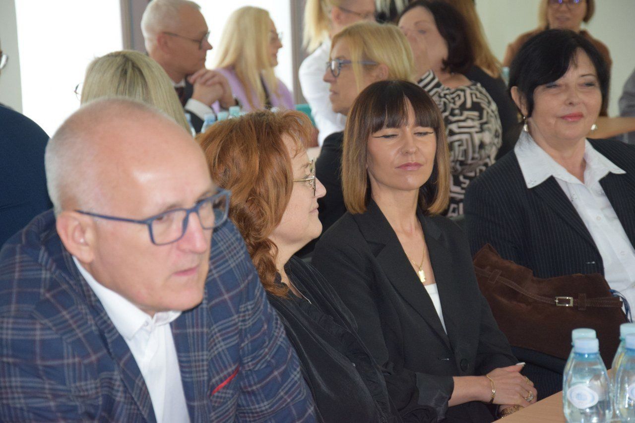 Nagrody i życzenia dla nauczycieli miejskich przedszkoli szkół i w Zduńskiej Woli z okazji Dnia Edukacji Narodowej