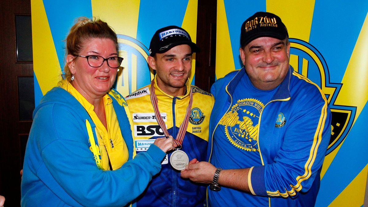 WP SportoweFakty / Dawid Lis / Na zdjęciu: Bartosz Zmarzlik z kibicami Stali