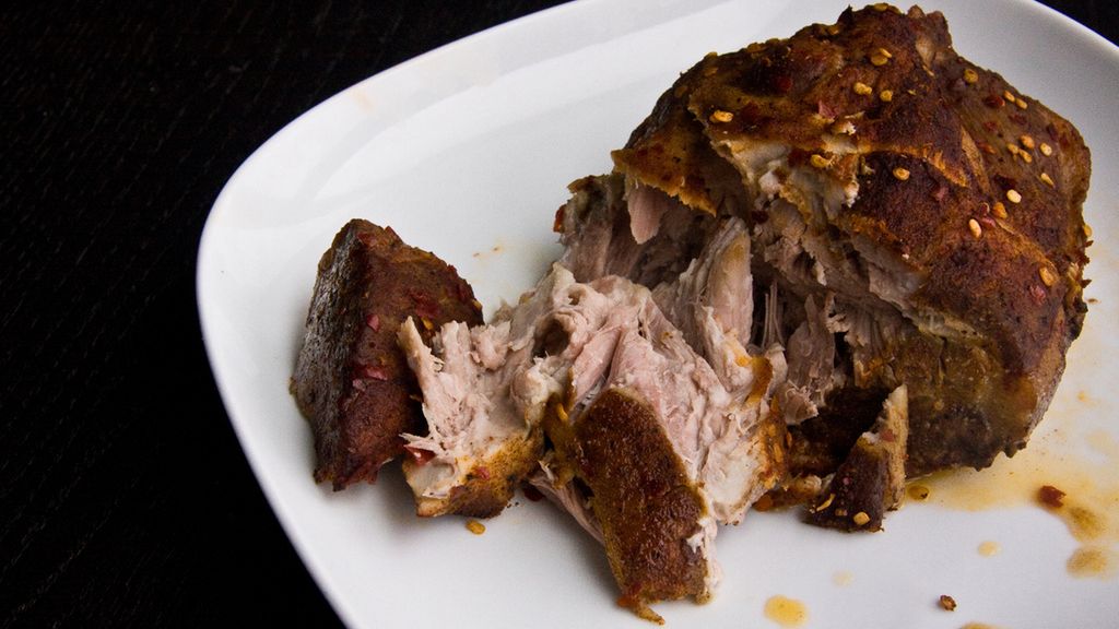 Opiekana na patelni peklowana szynka wieprzowa z kością (mięso i tłuszcz)