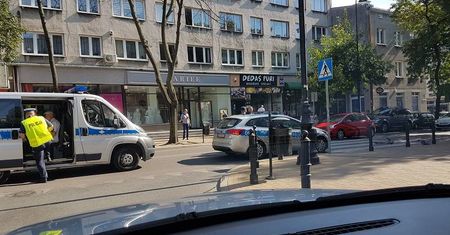 Kierowca mercedesa potrącił dziecko na hulajnodze. Są utrudnienia w ruchu