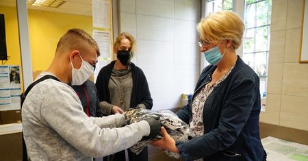 Maseczki już niedługo niepotrzebne? Wiceminister zdrowia ujawnia plany resortu