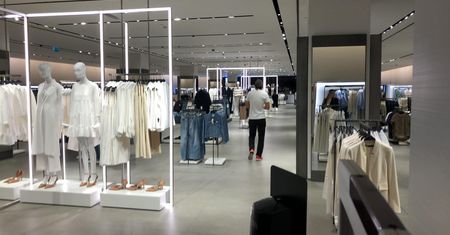 Otwarte sklepy w galeriach. O poranku "kolejka" tylko do jednego