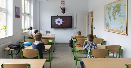 Koronawirus w Polsce. Rusza nauka hybrydowa w klasach I-III