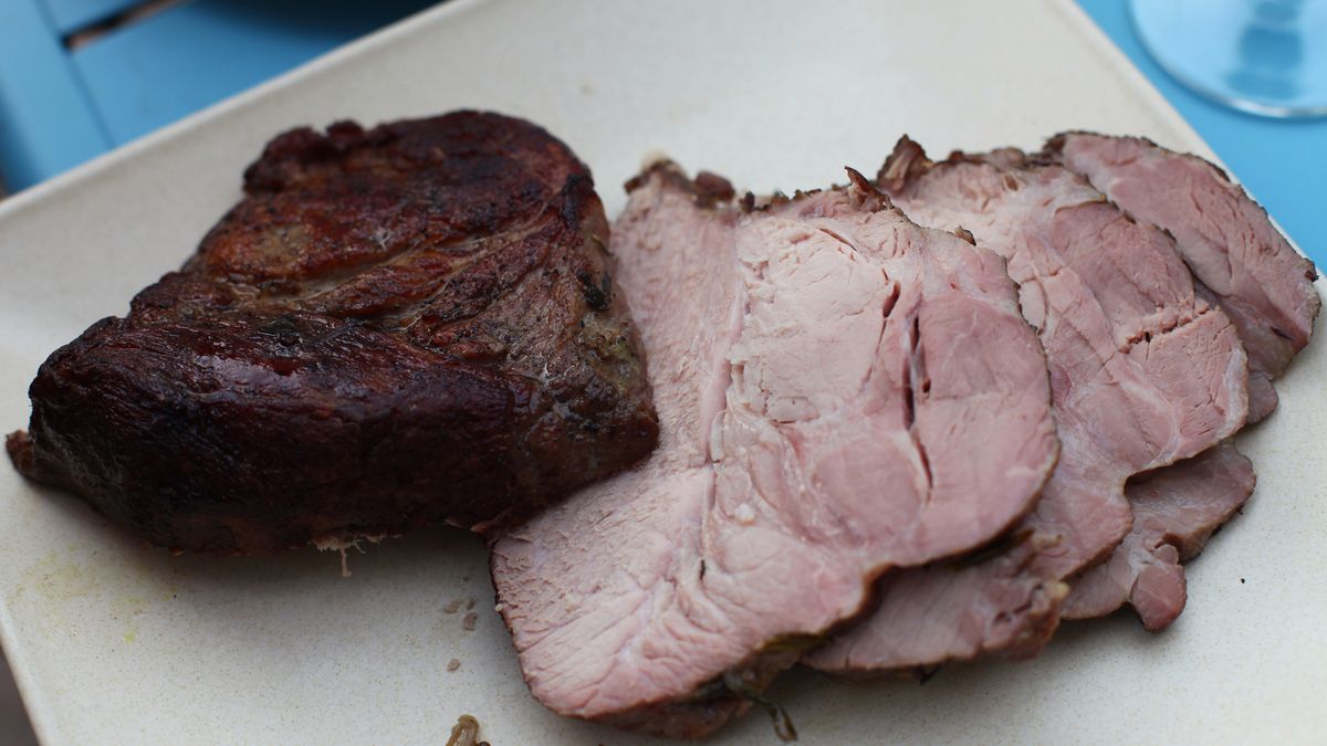 Peklowana szynka wieprzowa z kością (mięso i tłuszcz), na zimno