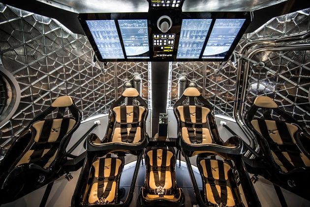 SpaceX wnętrze kapsuły Dragon wersja załogowa