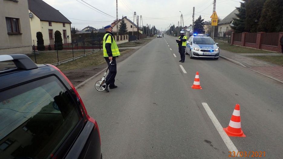 Dramat na Śląsku. 9-latek wbiegł pod nadjeżdżający samochód