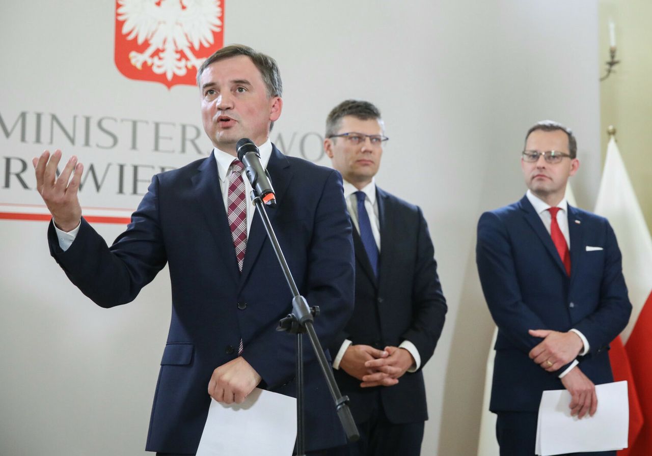 Wiceminister dał garnki z Funduszu Sprawiedliwości. W gminie do dziś wspominają gest Ziobry