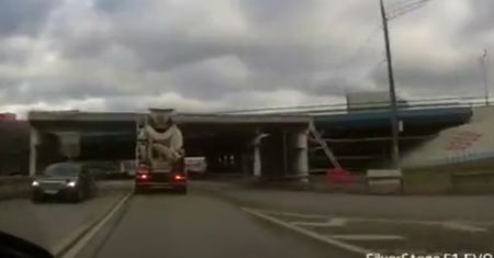 Betoniarka pod wiaduktem. Świadek zarejestrował przerażający moment