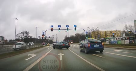 Subaru wylądowało na taksówce. Nagranie z Łodzi krąży po sieci