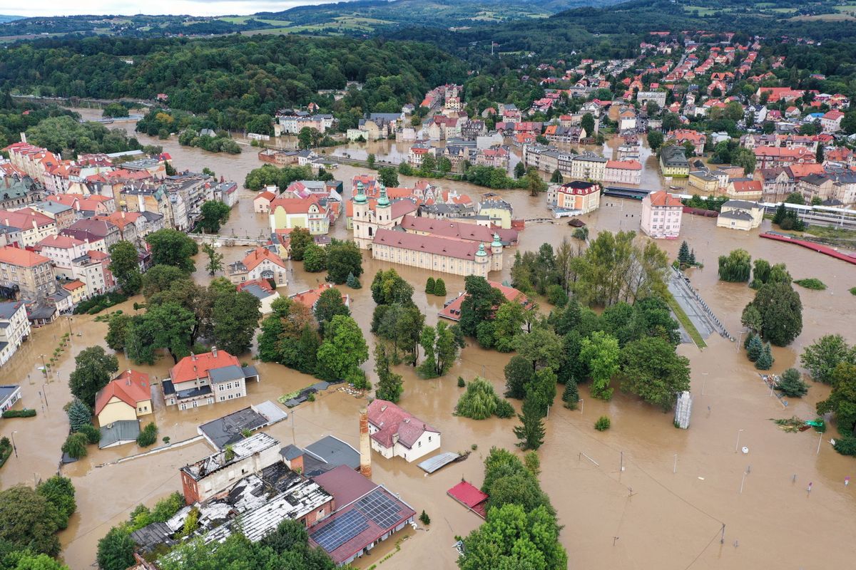 powódź, pomoc Polska walczy z wielką wodą. Pomoc deklarują Ukraina i Litwa. Wielki szacunek