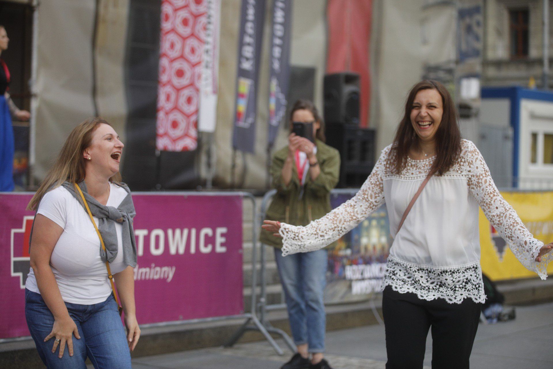 Jak potańcówka to tylko przed Teatrem Śląskim. Roztańczony Wyspiański przyciągnął młodszych i starszych. Tańczyli do wielkich hitów